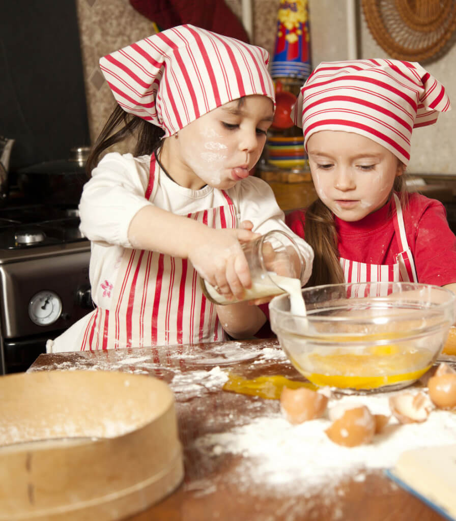 Dwójka dzieci podczas warsztatów kulinarnych dla dzieci w Szczecinie